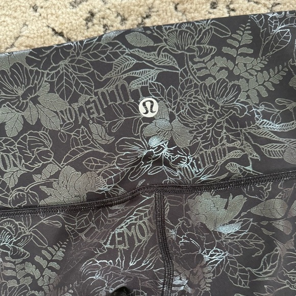 Lulu Lemon Leggings Size 4 - Picture 6 of 7